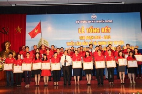 越南通讯传媒部举行2013年至2015年黄沙和长沙地图和资料展总结仪式 - ảnh 1