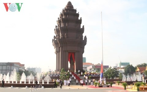 柬埔寨独立62周年纪念活动在柬埔寨和越南举行 - ảnh 1