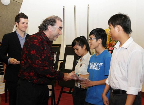 澳大利亚政府向越南少数民族和残疾学生颁发奖学金 - ảnh 1