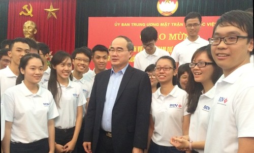 越南祖阵中央委员会主席阮善仁会见曾参加国际奥林匹克学科竞赛的学生 - ảnh 1