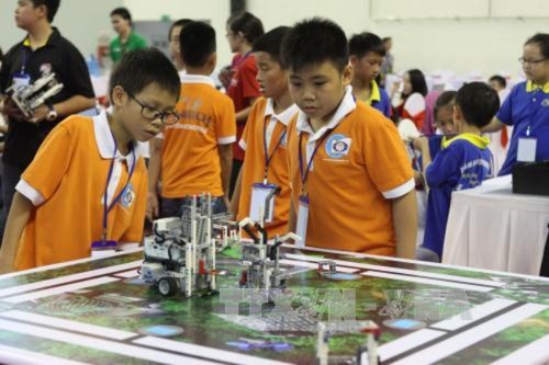 东南亚地区中小学生参加在越南举办的2015年国际机器人大赛 - ảnh 1