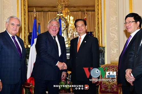 阮晋勇会见法国参议院议长拉尔歇和国民议会议长巴尔托洛内 - ảnh 1