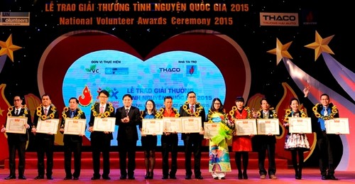 越南全国21个集体和个人荣获2015年国家志愿者奖 - ảnh 1