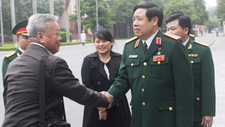 越南国防部部长冯光青大将会见中国老兵和专家代表团 - ảnh 1