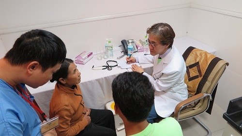 韩国医生代表团为越南病人免费看病 - ảnh 1