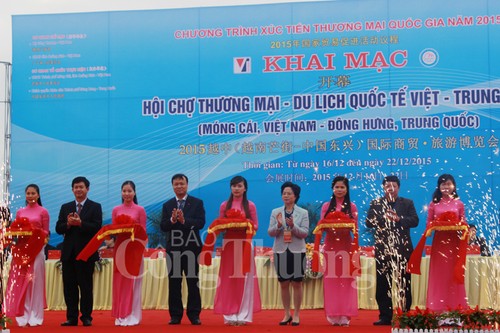 2015年越中国际商贸旅游博览会开幕 - ảnh 1