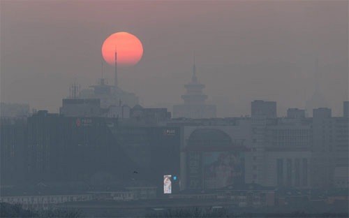 中国发布首都北京和北方各省空气重污染红色预警 - ảnh 1