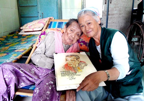 画家邓爱越与她的越南英雄母亲素描 - ảnh 2
