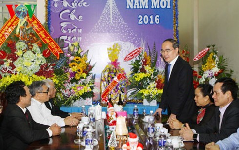 越南党和国家领导人分赴全国各地祝贺圣诞 - ảnh 1