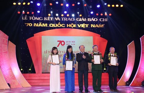 越南国会70周年新闻奖颁奖仪式在河内举行 - ảnh 1