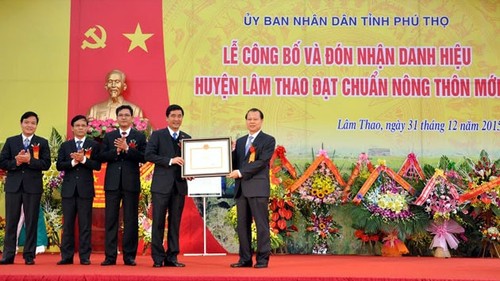 越南北方第一个山区半丘陵地区县份达到新农村标准 - ảnh 1