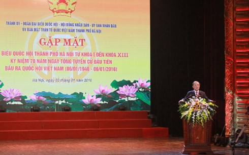 越南党和国家领导人会见历届河内国会代表 - ảnh 1