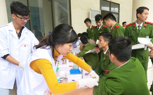 越南人民公安力量总政治部组织2016年无偿献血日活动 - ảnh 1