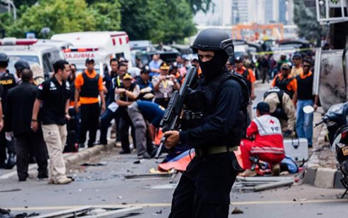 印度尼西亚连续发生多起爆炸袭击：7人丧生、20人受伤 - ảnh 1