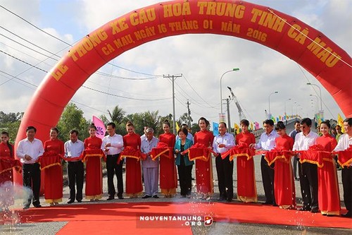 越南政府总理阮晋勇出席连接金瓯市与金瓯角的和忠大桥通车仪式 - ảnh 1
