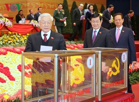 越共十二大选举产生十二届中央委员会 - ảnh 1