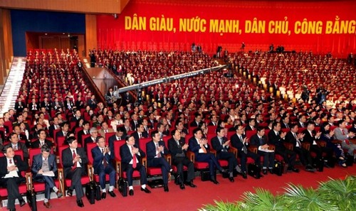 越南人民相信越共十二届中央委员会委员德才兼备能带领国家向前发展 - ảnh 1
