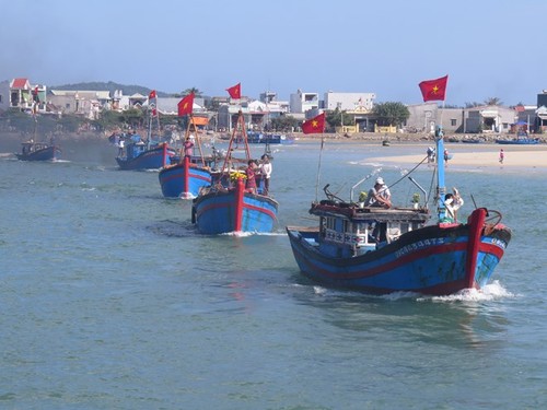 越南中部庆和省渔民在海上过年 - ảnh 1
