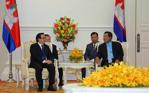 越共中央总书记阮富仲的特使向柬埔寨领导人通报越共12大结果 - ảnh 1