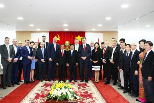 荷兰埃门市和霍赫芬市市长访问越南平阳省寻求投资机会 - ảnh 1