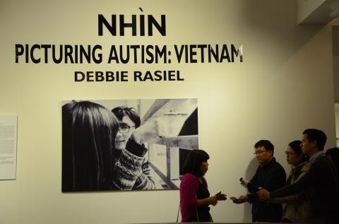 关于越南和世界上自闭症患者的图片展在河内举行 - ảnh 1