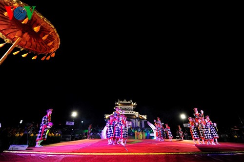  越南佛教教会首次在顺化艺术节举办广照灯节 - ảnh 1