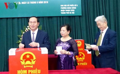 越南党和国家领导人参加国会和各级人民议会代表选举投票 - ảnh 2