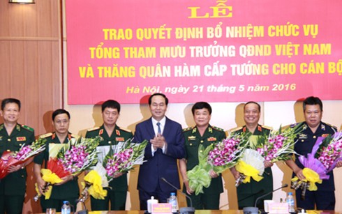 越南国家主席陈大光颁发越南人民军总参谋长任命决定 - ảnh 1