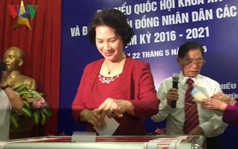 越南党和国家领导人参加国会和各级人民议会代表选举投票 - ảnh 3