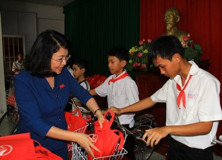 越南国家副主席邓氏玉盛向130名好学特困生赠送助学金 - ảnh 1
