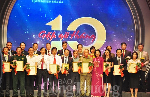表彰在社会活动中与媒体并肩同行的越南企业和企业家 - ảnh 1