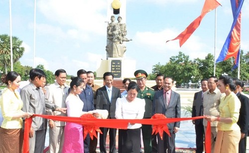 设在柬埔寨首都金边的越南志愿军纪念碑修缮工程正式竣工 - ảnh 1