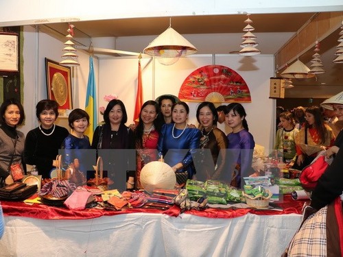 越南参加在乌克兰举行的年度慈善义卖活动 - ảnh 1