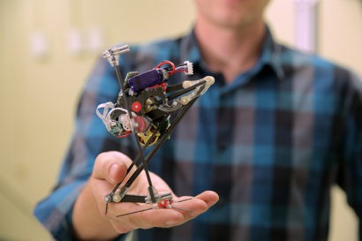 美国研制成功首台跳跃机器人 - ảnh 1