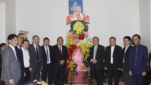 张和平副总理向胡志明市天主教  福音教教徒致以圣诞祝贺 - ảnh 1