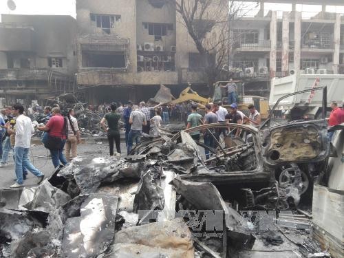 伊拉克：3辆载有炸弹的汽车在摩苏尔附近引爆 至少25人死亡 - ảnh 1