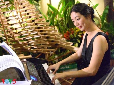 越南：我的第二故乡系列报道和采访之一：钢琴演奏家莫双双——越南的中国媳妇 - ảnh 1