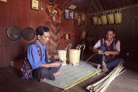 朱儒族同胞致力维护背篓编织艺术 - ảnh 1