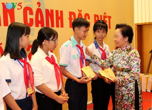 越南儿童保护基金会举行特困儿童见面会 纪念国际儿童节 - ảnh 1