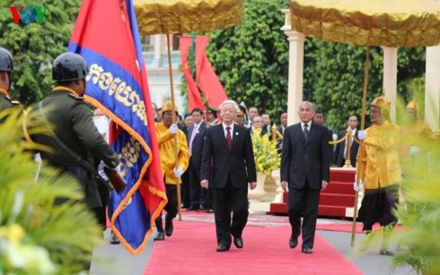 越南和柬埔寨将为维护和弘扬传统友好团结与全面合作做出不懈努力 - ảnh 1