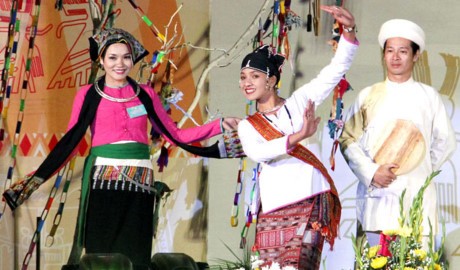 越南参加在罗马尼亚举行的2017年世界民间文化节 - ảnh 1
