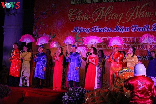 阮春福和通伦出席旅居老挝越南人喜迎戊戌春节活动 - ảnh 2