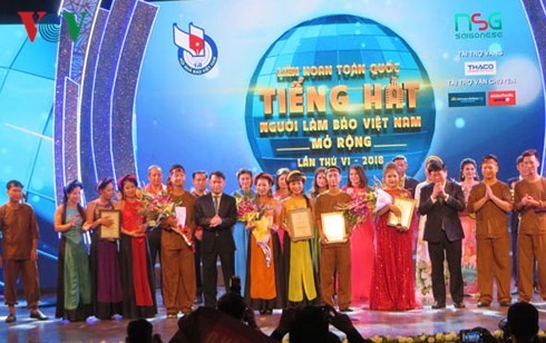 2018年第六届越南新闻工作者全国歌唱公开赛总决赛举行 - ảnh 1