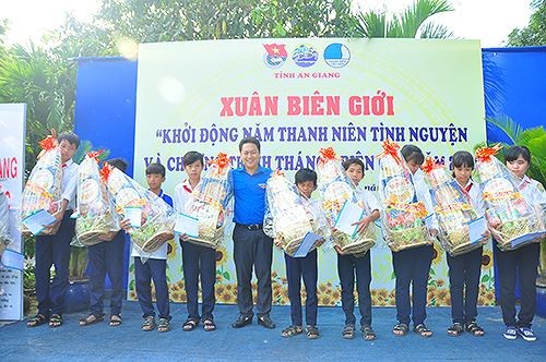 2019国家志愿者年活动启动仪式在安江省举行 - ảnh 1