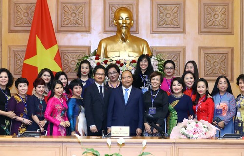 越南政府总理阮春福会见优秀女企业家 - ảnh 1