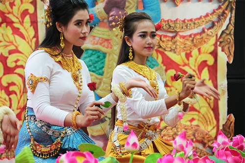 1000多名高棉族大学生喜迎传统新年 - ảnh 1