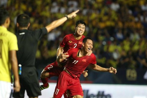 越南足球队打入2019年泰王杯足球赛决赛 - ảnh 1