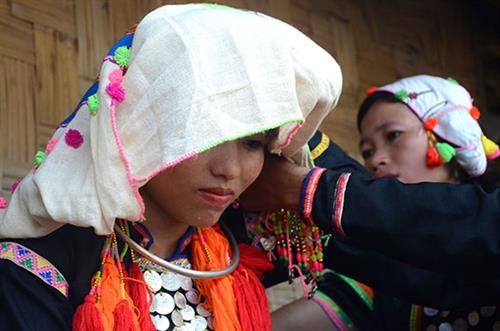 Tracht und Kopftuch der Frauen der Volksgruppe Si La - ảnh 2