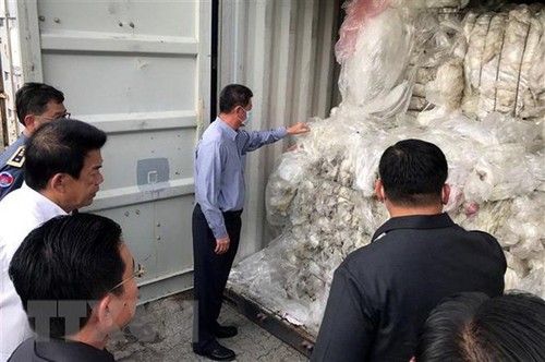 柬埔寨将83个塑料垃圾集装箱送回美国和加拿大 - ảnh 1