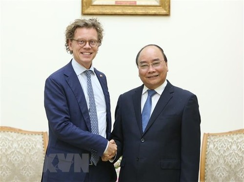 越南政府总理阮春福会见瑞典驻越南大使霍格贝尔格 - ảnh 1